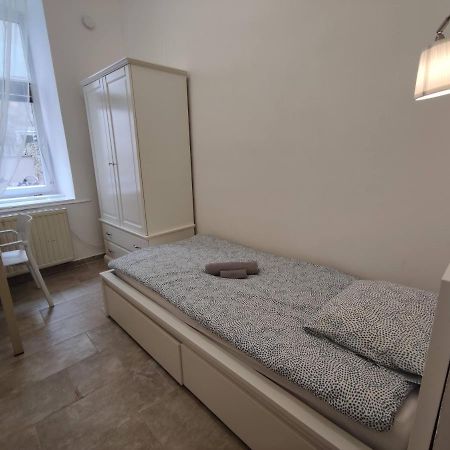 Room With Privat Shower In 3 Rooms Apartment Viena Exterior foto