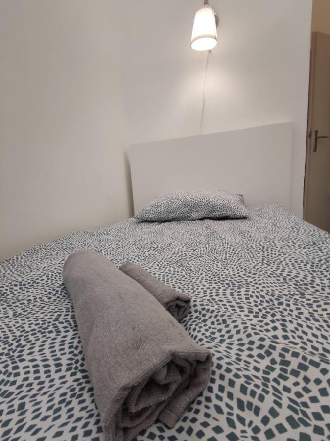 Room With Privat Shower In 3 Rooms Apartment Viena Exterior foto