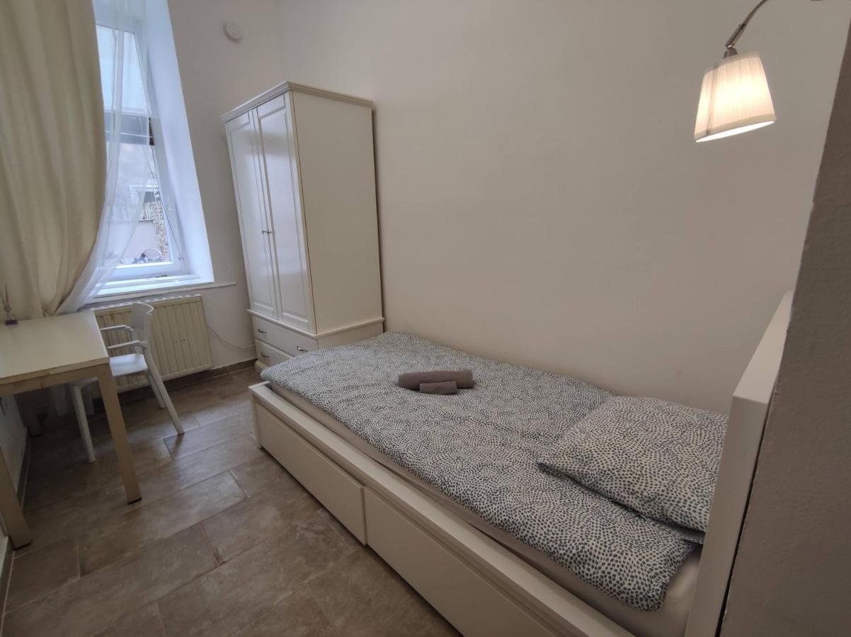 Room With Privat Shower In 3 Rooms Apartment Viena Exterior foto